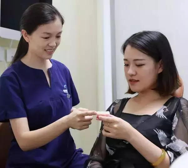 那些默默變美的明星們不是整容,原來全靠這一招!