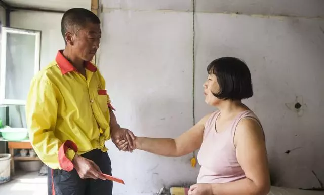 半路夫妻恩愛有加,丈夫經常給妻子個擁抱,掀開衣服叫人心疼