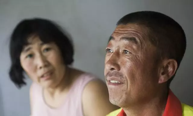 半路夫妻恩愛有加,丈夫經常給妻子個擁抱,掀開衣服叫人心疼