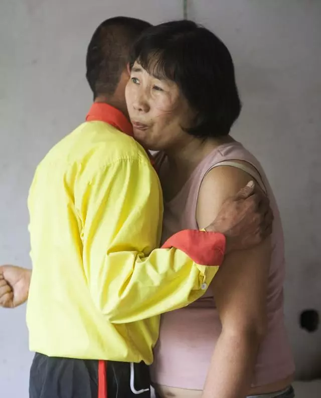 半路夫妻恩愛有加,丈夫經常給妻子個擁抱,掀開衣服叫人心疼