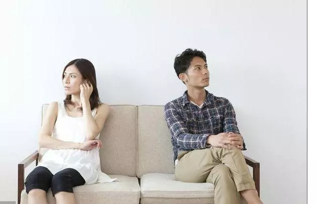 婆婆手術俺拿12萬,小嬸1分沒拿,婆婆出院把玉鐲子給小嬸