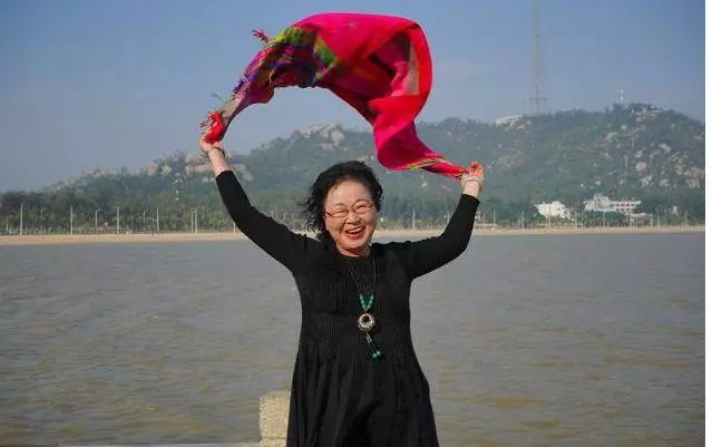 老太讓兒子自力更生,把房產過戶閨女,去兒子家過年,癱地