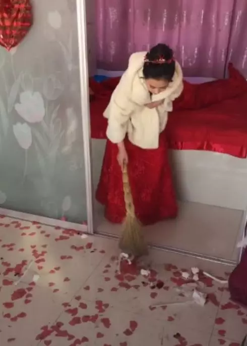 婚禮結束,新娘打掃房間,看到露出的正臉,網友:賺大了