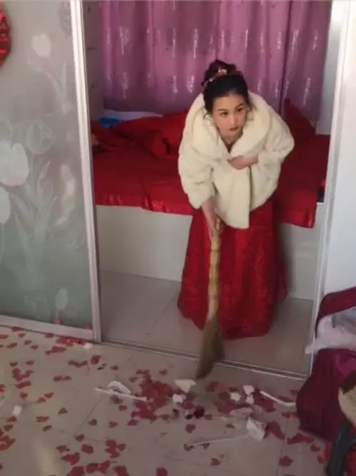 婚禮結束,新娘打掃房間,看到露出的正臉,網友:賺大了