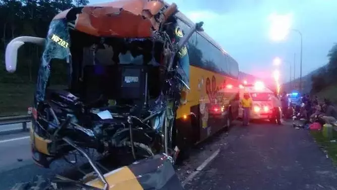 馬國南北大道出車禍 巴士撞拖車造成17人受傷!