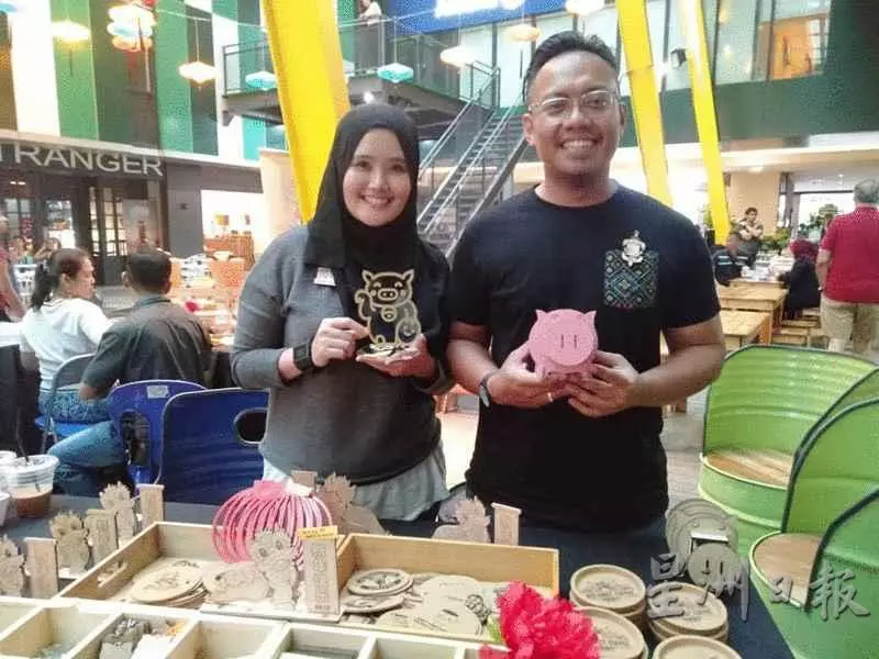 馬來夫婦不顧他人眼光,售賣豬形狀藝術品,網民卻紛紛力挺!