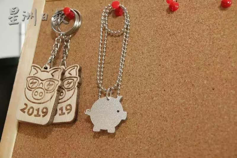 馬來夫婦不顧他人眼光,售賣豬形狀藝術品,網民卻紛紛力挺!