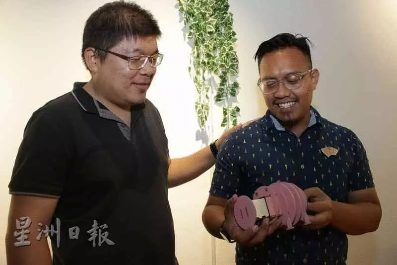 馬來夫婦不顧他人眼光,售賣豬形狀藝術品,網民卻紛紛力挺!