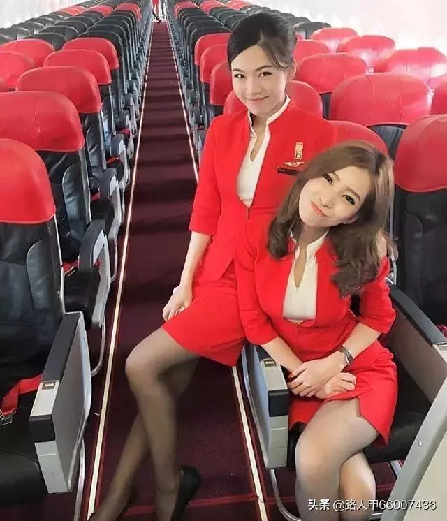 外國乘客投訴亞航空姐,彎腰露出「事業線」