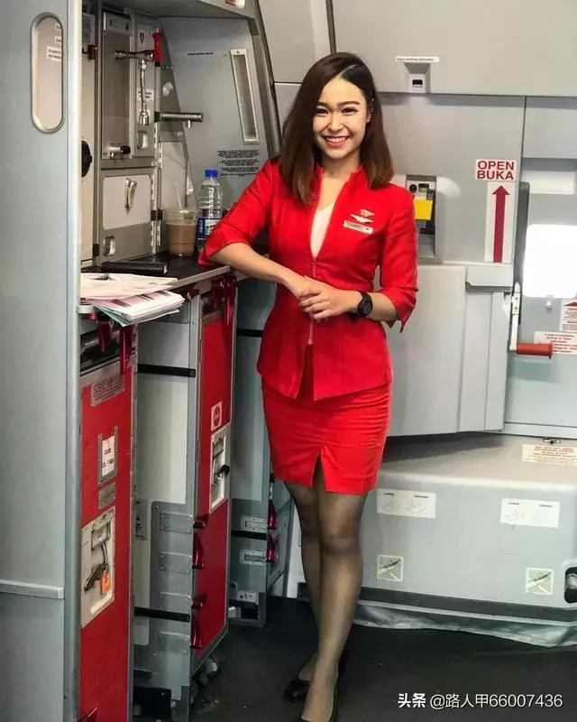 外國乘客投訴亞航空姐,彎腰露出「事業線」