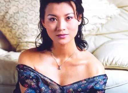 陳道明對她一見鍾情,李幼斌為了她凈身出戶,三婚嫁給李幼斌