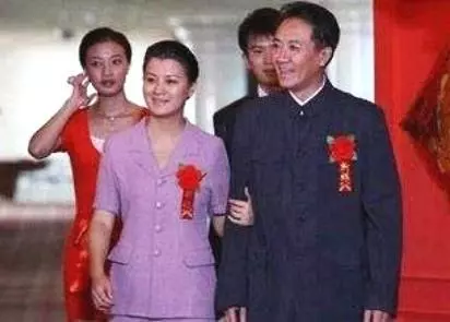 陳道明對她一見鍾情,李幼斌為了她凈身出戶,三婚嫁給李幼斌