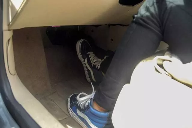 開車時油門突然卡死?只踩剎車沒用,這裡告訴你方法保命沒問題