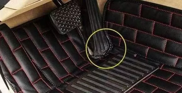 開車時油門突然卡死?只踩剎車沒用,這裡告訴你方法保命沒問題