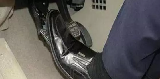 開車時油門突然卡死?只踩剎車沒用,這裡告訴你方法保命沒問題