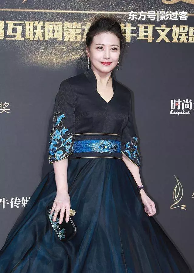 52歲周海媚近照,顏值賽王祖賢,被富豪拋棄,如今交小7歲男友!