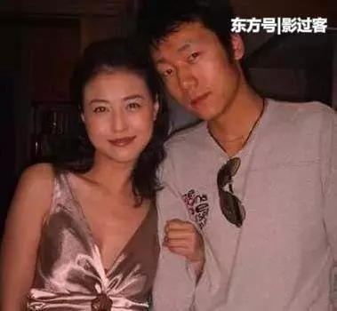 52歲周海媚近照,顏值賽王祖賢,被富豪拋棄,如今交小7歲男友!