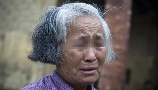 兩兄弟為念大學鬧矛盾20年沒見,弟弟生大病,侄女才說爸爸早已不在了