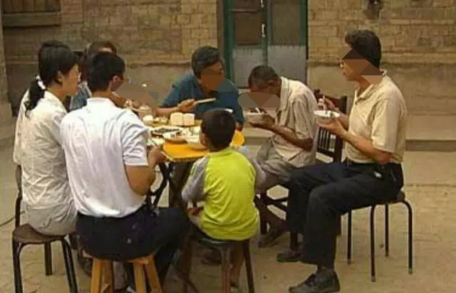兩兄弟為念大學鬧矛盾20年沒見,弟弟生大病,侄女才說爸爸早已不在了