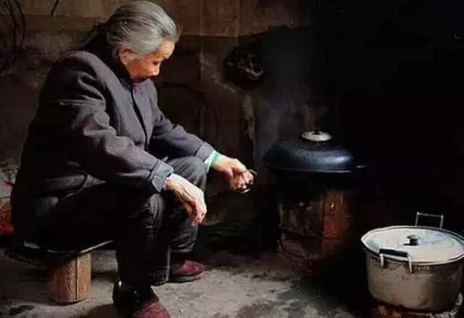 我生女妯娌生兒,婆婆給她燉雞,給我碗白面,吃完看見碗底我樂了