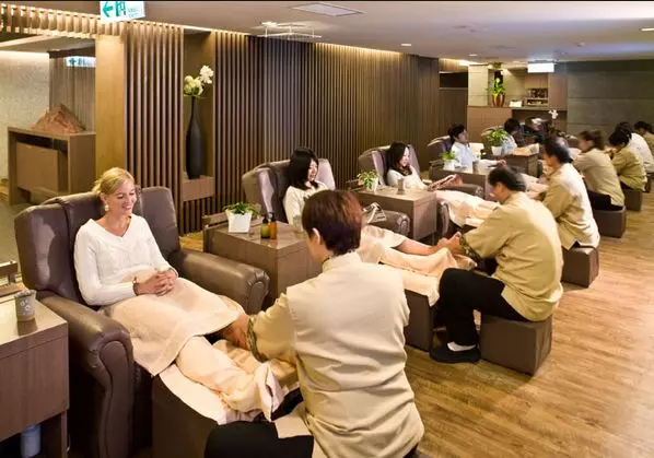 壓力大想鬆一下…如何判斷按摩店純不純?老司機解答「門口純貼紙」分兩種!