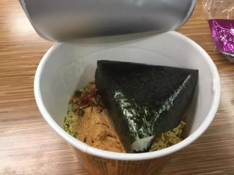 泡麵加什麼會變超☆爆好吃?全新暗黑吃法豪氣加入整顆「這個」:怪飽怪飽的豪爽!