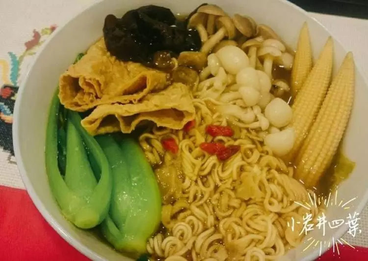 泡麵加什麼會變超☆爆好吃?全新暗黑吃法豪氣加入整顆「這個」:怪飽怪飽的豪爽!