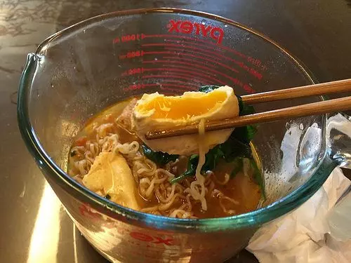 泡麵加什麼會變超☆爆好吃?全新暗黑吃法豪氣加入整顆「這個」:怪飽怪飽的豪爽!
