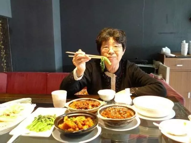 我60歲生日,女兒送我一個手鐲,她打電話沒掛斷,我心裡發寒