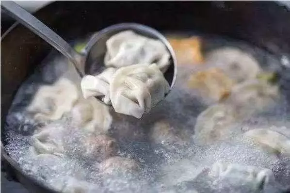 餃子是用冷水煮還是沸水煮?很多人做錯了!