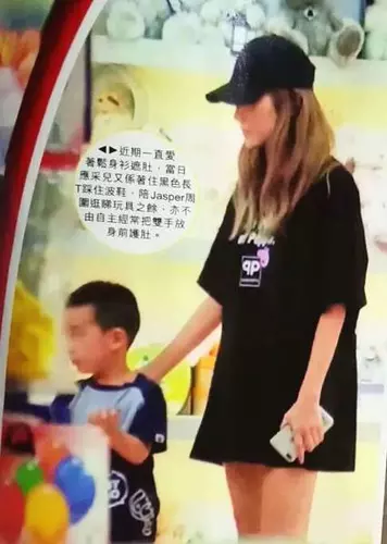 應采兒被拍帶媽媽與Jasper逛母嬰 耐心十足