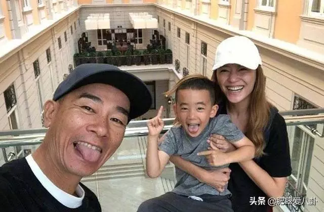 應采兒被拍帶媽媽與Jasper逛母嬰 耐心十足