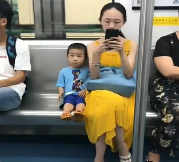 一節車廂兩種家庭,兩個孩子的未來讓人一眼看穿,家教真的太重要