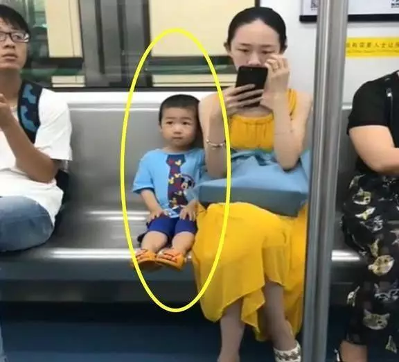 一節車廂兩種家庭,兩個孩子的未來讓人一眼看穿,家教真的太重要