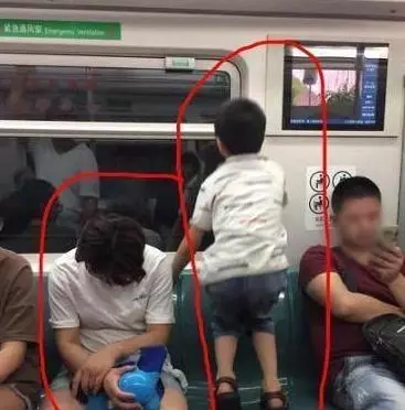 一節車廂兩種家庭,兩個孩子的未來讓人一眼看穿,家教真的太重要
