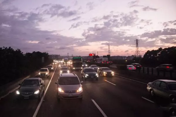 國道閃大燈對付烏龜車?警:不可以!罰緩3-6000,但是教你用一招,超好用!
