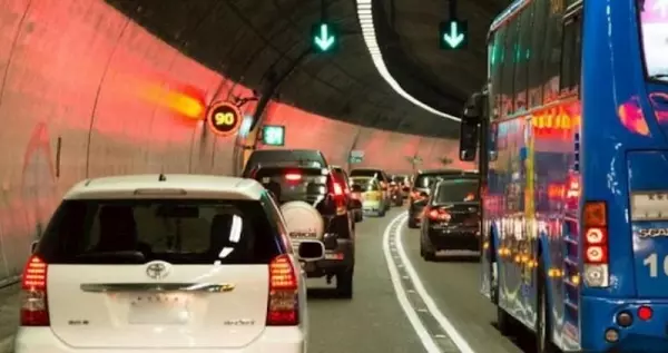 國道閃大燈對付烏龜車?警:不可以!罰緩3-6000,但是教你用一招,超好用!