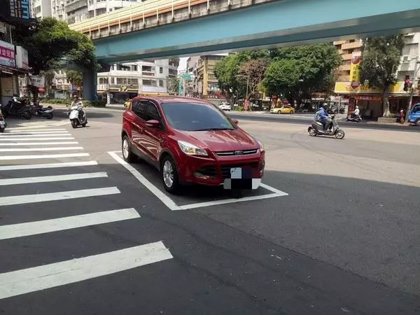 國道閃大燈對付烏龜車?警:不可以!罰緩3-6000,但是教你用一招,超好用!