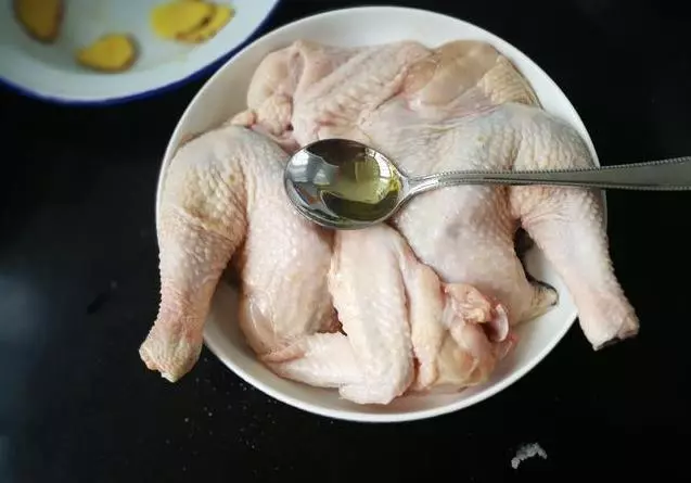 阿嬤做的原味蒸雞,材料簡單,方法也簡單,鮮美嫩滑,吃過都讚不絕口