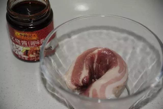 老婆把整塊五花肉放進電飯煲,熟了之後端上桌,客人都說沒吃夠,肉渣都沒剩