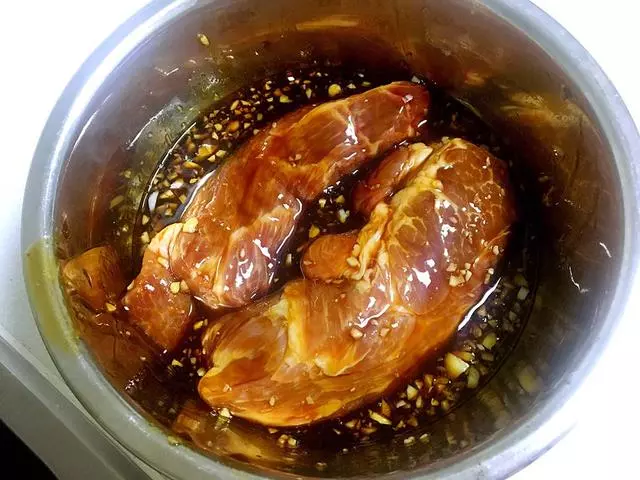 老婆把整塊五花肉放進電飯煲,熟了之後端上桌,客人都說沒吃夠,肉渣都沒剩