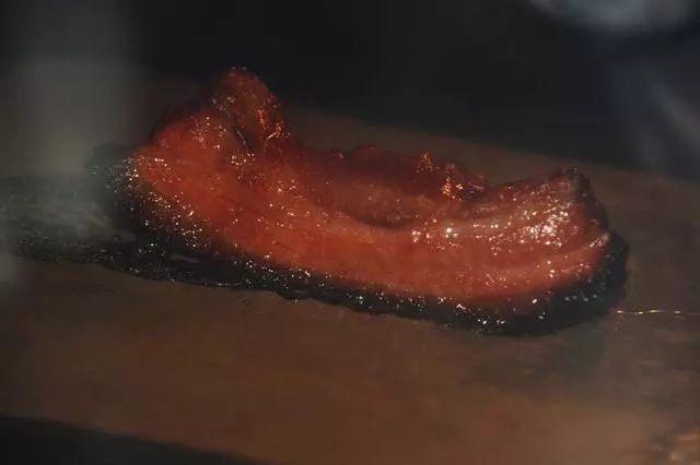 老婆把整塊五花肉放進電飯煲,熟了之後端上桌,客人都說沒吃夠,肉渣都沒剩