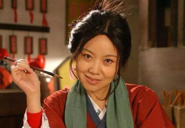 閆妮的20歲女兒,造型百變端莊優雅,即便不施粉黛也很有模特氣質