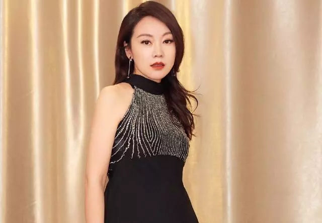 閆妮的20歲女兒,造型百變端莊優雅,即便不施粉黛也很有模特氣質