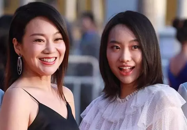 閆妮的20歲女兒,造型百變端莊優雅,即便不施粉黛也很有模特氣質