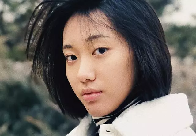 閆妮的20歲女兒,造型百變端莊優雅,即便不施粉黛也很有模特氣質