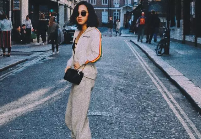 閆妮的20歲女兒,造型百變端莊優雅,即便不施粉黛也很有模特氣質