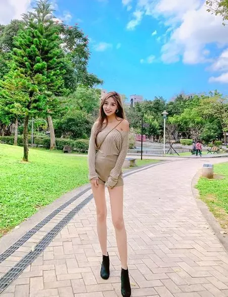 下衣失蹤!最美空姐辣露「白皙美腿」