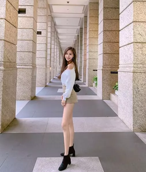 下衣失蹤!最美空姐辣露「白皙美腿」