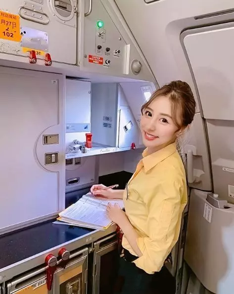 下衣失蹤!最美空姐辣露「白皙美腿」